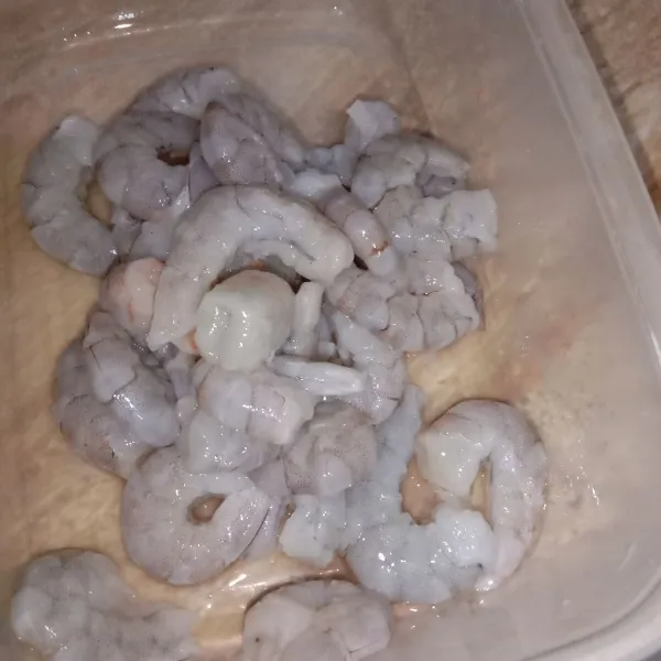 Kupas udang, beri lemon. Marinasi selama 10 menit, lalu cuci hingga bersih.