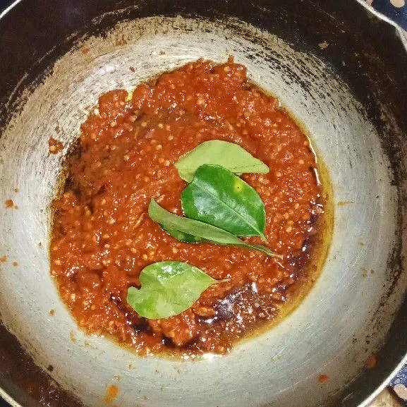 Tumis bumbu hingga matang dan wangi