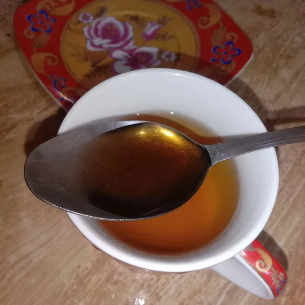Kemudian tuang ke gelas sambil di saring, masukkan madu. Aduk rata. Sajikan selagi hangat!