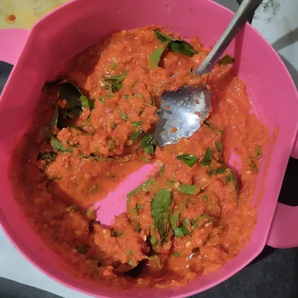 Tuang dalam wadah, tambahkan kemangi dan garam, aduk rata.