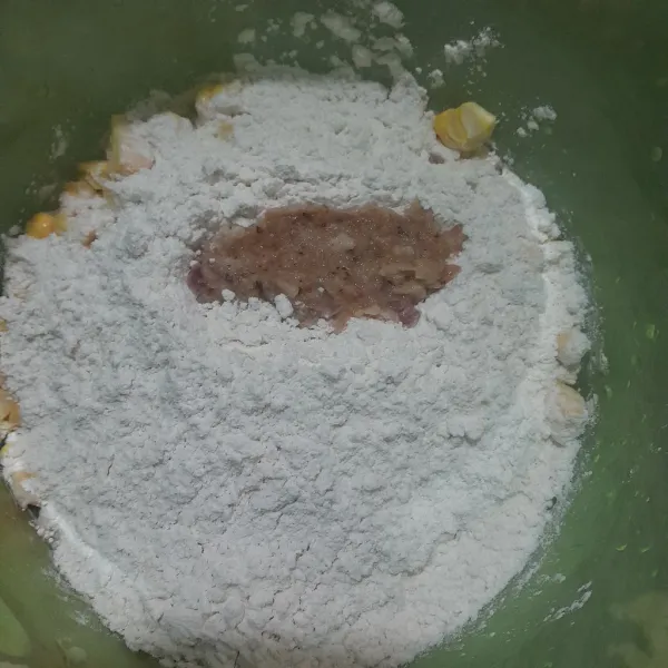 Masukkan bumbu halus, garam, kaldu bubuk dan sedikit merica.