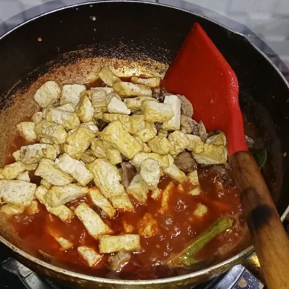 Masukkan tahu dan ati ampela yang telah di goreng. Aduk rata dan koreksi rasanya