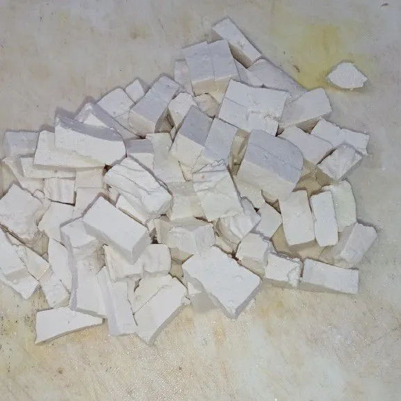 Potong-potong tahu sesuai selera, goreng hingga kokoh setengah matang