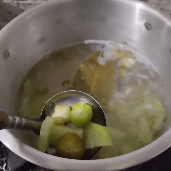 Tambahkan irisan belimbing wuluh, garam dan kaldu bubuk. Rebus hingga labu siam empuk.
