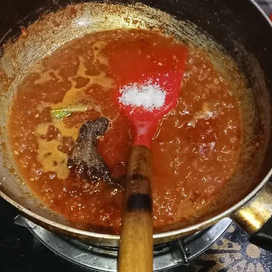 Tambahkan secukupnya air, agar masakan tidak terlalu kering, tambahkan pemberi rasa (gula, garam, kaldu bubuk, penyedap sesuai selera).