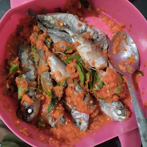 Masukkan ikan pindang keranjang, aduk rata perlahan.