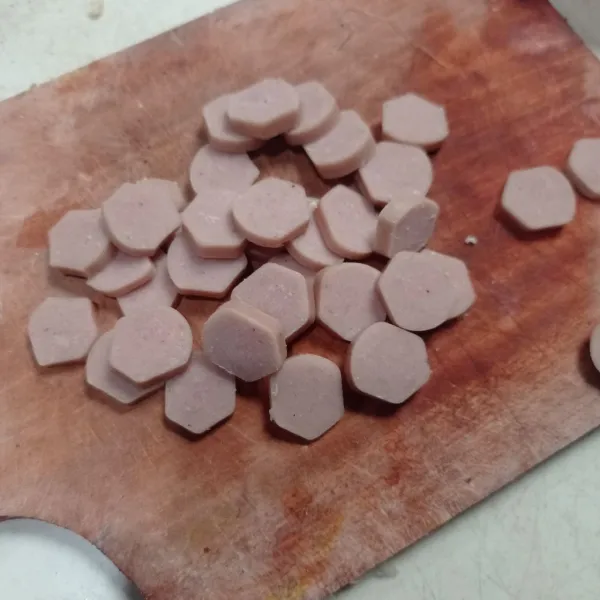 Siapkan juga sosis, lalu iris kecil kecil