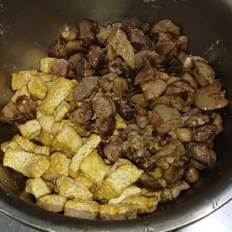 Cuci dan rebus ati ampela, angkat lalu potong kecil-kecil. Goreng sebentar