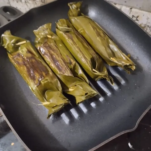 Panggang diatas teflon anti lengket selama 10 menit. Sajikan.