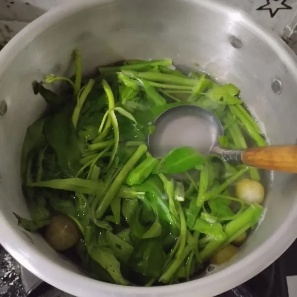 Tambahkan kangkung, masak selama 3 menit. Tes rasa.