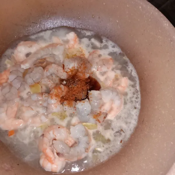 Tambahkan saus tiram, garam, dan cabe bubuk. Aduk rata.