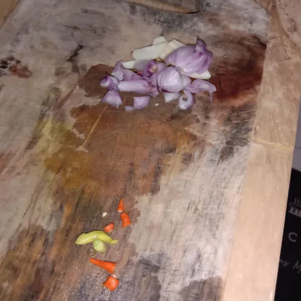Iris bawang merah, bawang putih, dan cabe rawit merah.