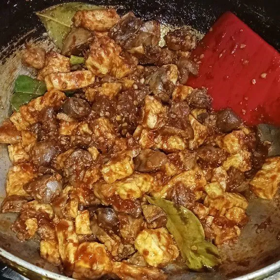 Masak hingga bumbu menyerap dan airnya susut. Matikan api