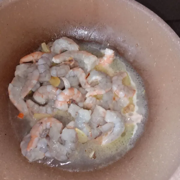 Setelah itu, masukkan udang dan air.