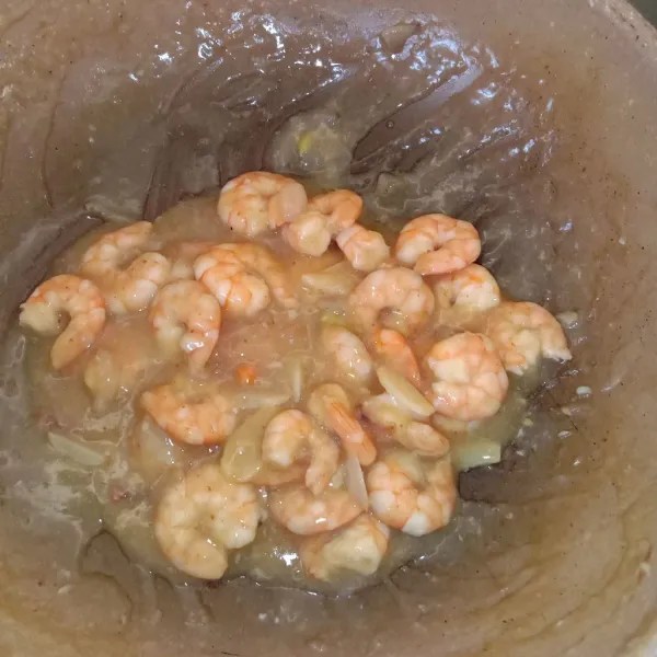 Terakhir, masukkan larutan maizena. Masak sampai mengental dan matang. Kemudian, angkat dan sajikan!