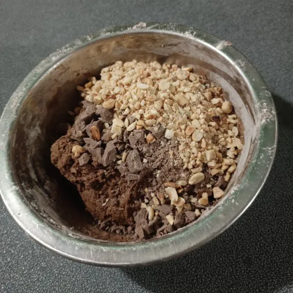 Masukkan choco chips dan kacang cincang, aduk rata.