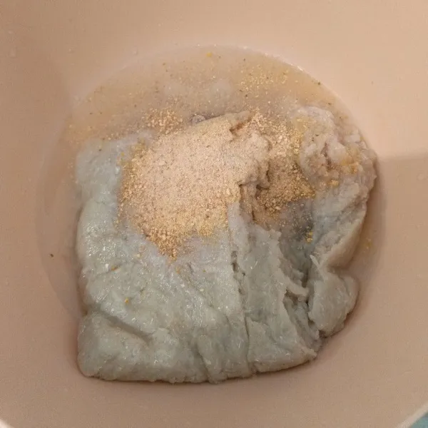 Siapkan wadah, masukkan Ikan giling dan bawang putih bubuk. Aduk rata.