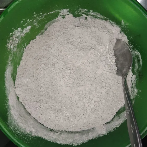 Masukkan tepung terigu,cokelat bubuk, brown sugar, gula pasir, baking powder, baking soda dan garam  aduk-aduk hingga merata