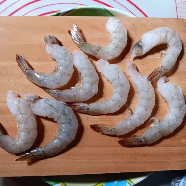 Kupas udang sisakan ekor. Buang kotoran dipunggung. Cuci bersih, keringkan.