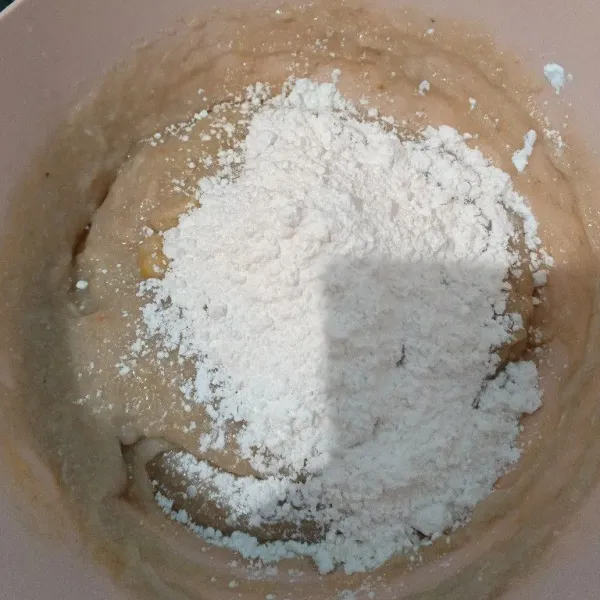 Tambahkan tepung tapioka.