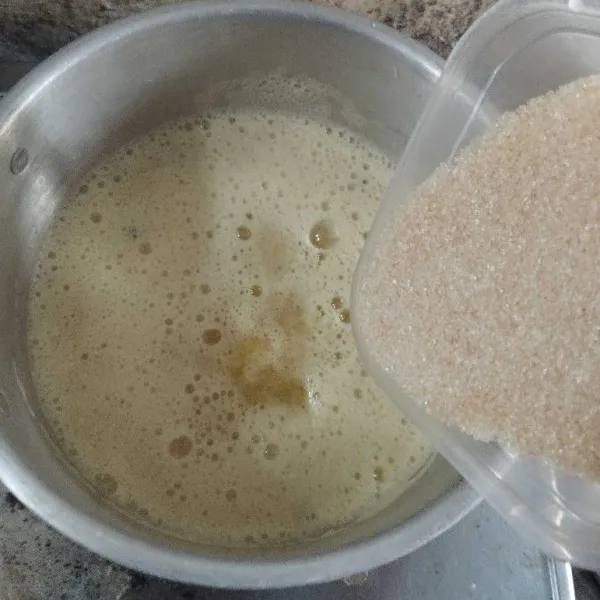 Tambahkan gula pasir, aduk rata. Masak hingga mendidih. Dinginkan, lalu saring dan siap digunakan