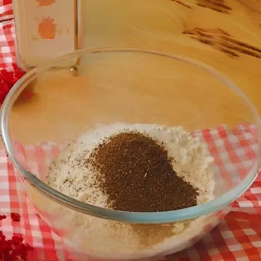Campurkan 130 gr tepung rendah protein, 20 gr gula halus, dan 5 gr bubuk teh hitam dalam mangkuk besar, aduk rata