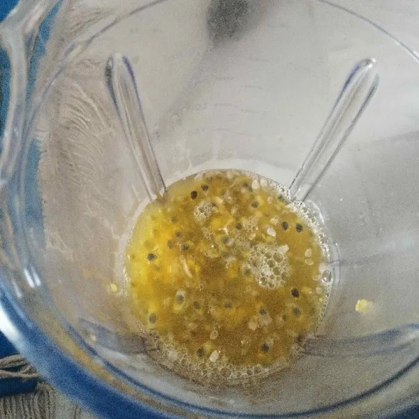 Kerok isinya, lalu masukkan ke dalam blender.