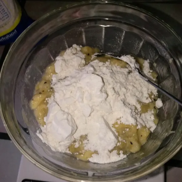 Tambahkan tepung, aduk rata.