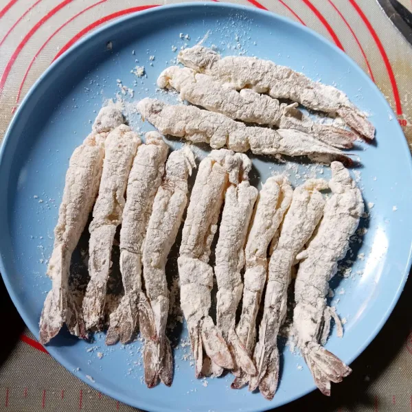Balur udang dengan tepung kering, sisihkan