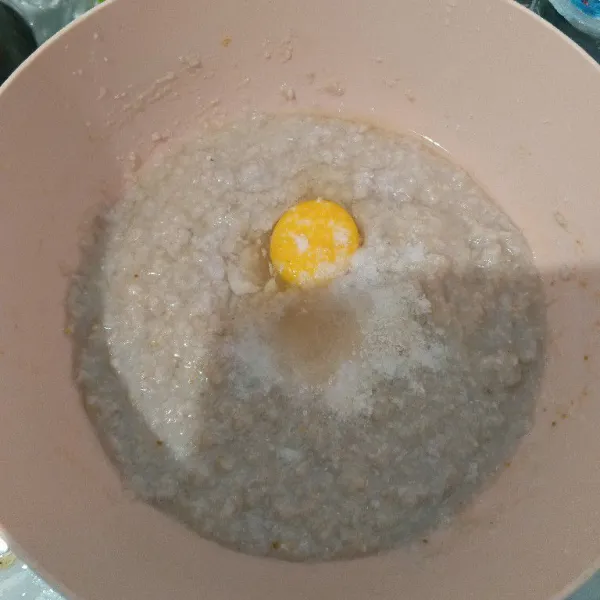Tambahkan telur, garam, gula,dan kaldu bubuk. Aduk rata.