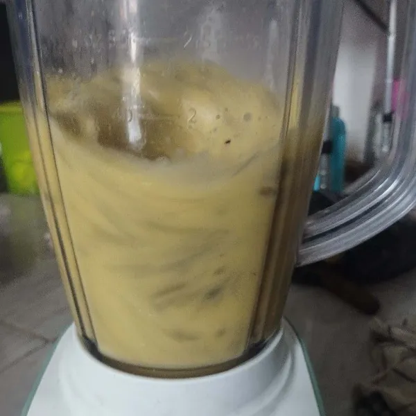 Beri air sedikit, blender agar bijinya lepas.