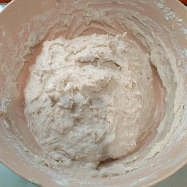 Uleni adonan hingga tercampur rata.