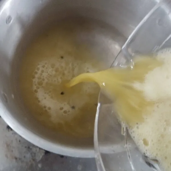 Tuang ke dalam panci, beri sisa air.