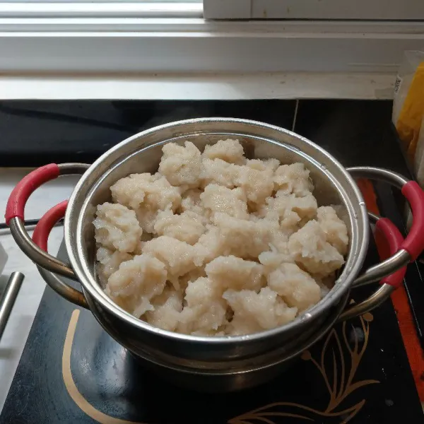 Setelah matang, angka dan tiriskan. Lalu kukus sebentar saja selama 10-15 menit. Siap digunakan setiap saat diperlukan.