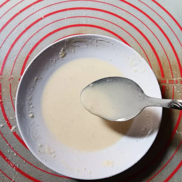 Sisa tepung tambahkan baking powder, tuang sedikit air matang, aduk sampai mengental. Tambahkan putih telur aduk hingga menjadi adonan basah yang cenderung encer.