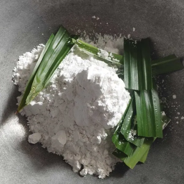Sangrai tepung sagu/tapioka dengan daun pandan hingga ringan dan daun pandan kering, kemudian ayak dan sisihkan
