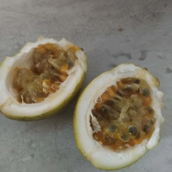 Cuci bersih buah markisa, kemudian belah jadi dua