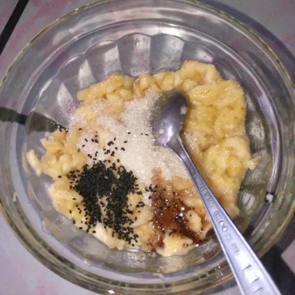 Tambahkan madu, selasih, garam dan gula. Aduk.