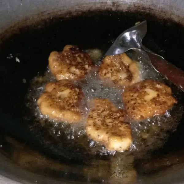 Goreng di minyak panas dengan api sedang sambil dibolak-balik hingga kecoklatan. Angkat dan sajikan.
