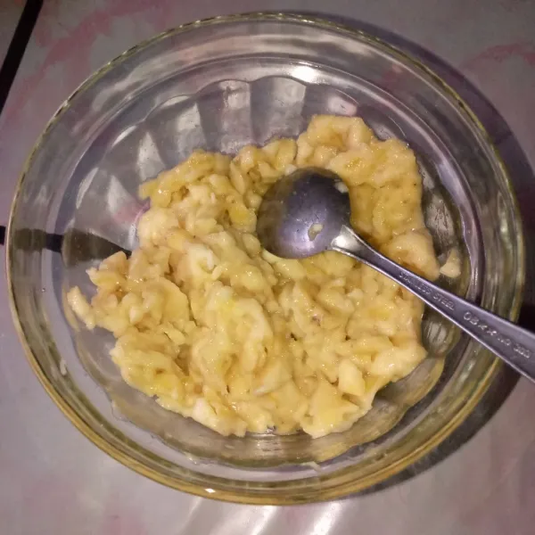 Hancurkan pisang dengan garpu. Jangan terlalu halus.