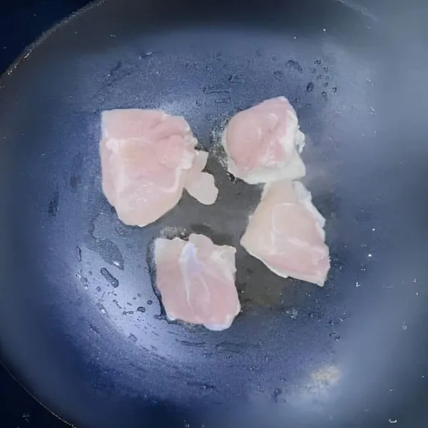 Panaskan 10 ml minyak goreng. Tumis 200 gr paha ayam hingga permukaan berubah warna dan harum