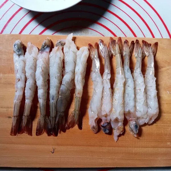 Kerat bagian bawah udang jangan terlalu dalam, kemudian luruskan.