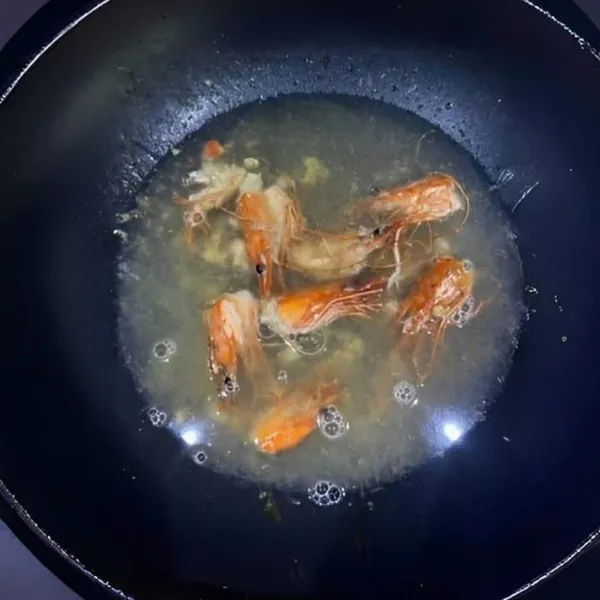 Masak kepala udang dengan 500 ml air untuk menghasilkan kaldu udang