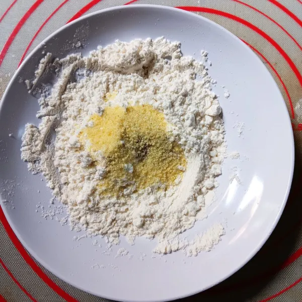 Campur tepung terigu bersama garic powder, merica dan dashi/kaldu bubuk, aduk rata.