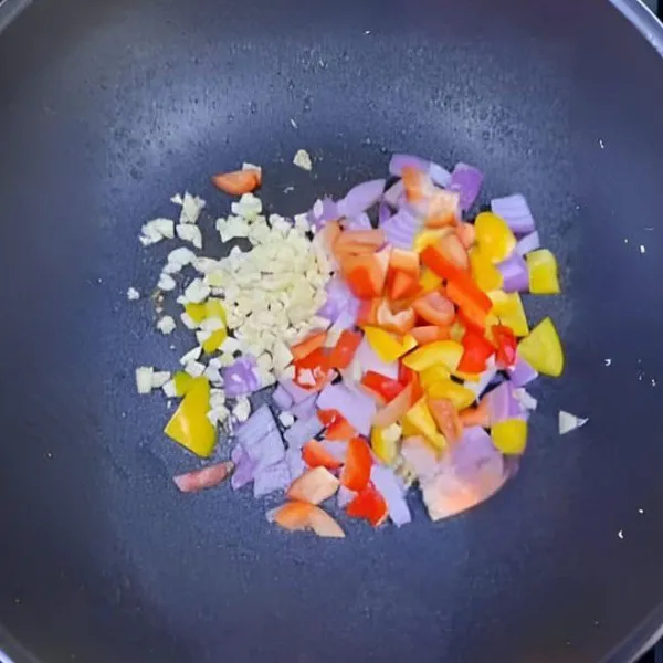 Masukkan 10 gr bawang putih cincang dan 30 gr bawang bombai. Tumis hingga harum. Tambahkan 60 gr tomat, 30 gr paprika merah, dan 30 gr paprika kuning. Aduk rata dan tumis selama 2 menit