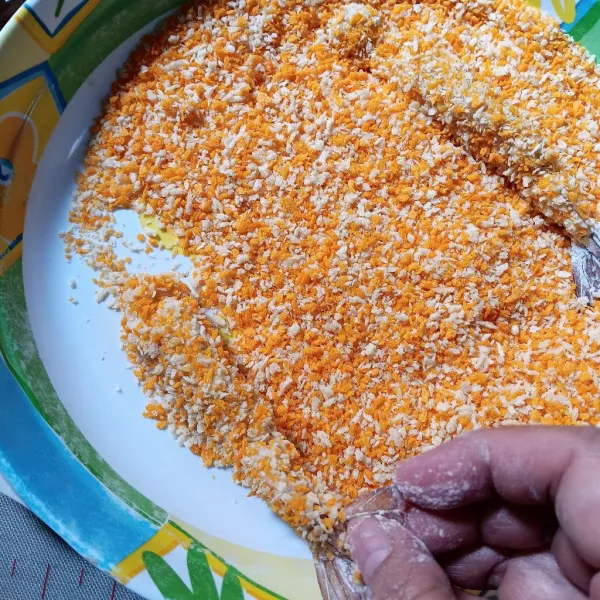 Celupkan udang ke adonan basah kemudian coating dengan tepung roti/panir. Simpan dikulkas beberapa menit sebelum digoreng