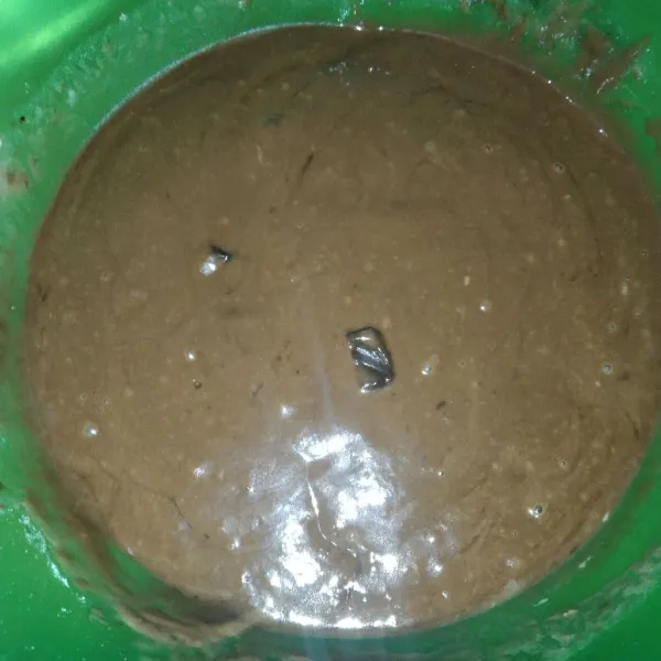 Kemudian masukkan cokelat batang dan chocochips didalamnya aduk-aduk hingga tercampur rata