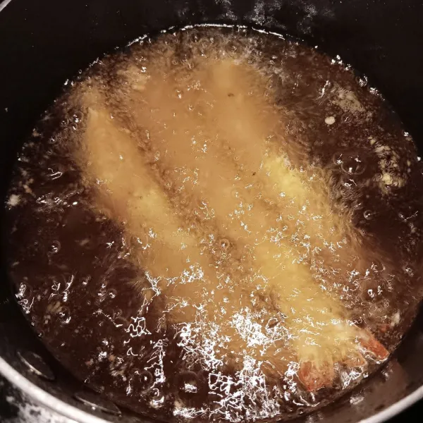 Goreng dalam minyak panas dan banyak dengan api sedang. Jangan terlalu lama agar udang tetap juicy