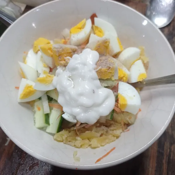 Tambahkan mayones, lada bubuk dan cuka makan