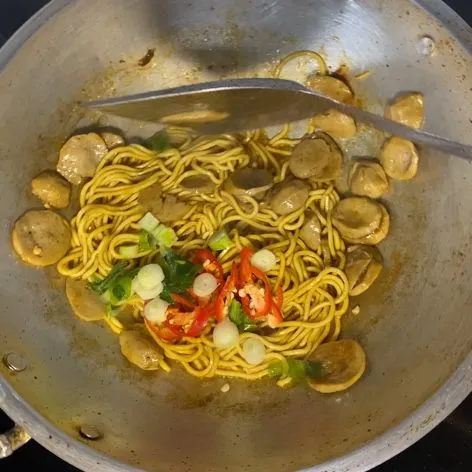 Tambahkan cabai merah besar dan bawang pre. Aduk hingga merata. Dan mie goreng siap disajikan.